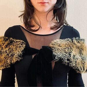 🖤CUE Faux Fur Collar with Black Velvet Bow Tie🖤